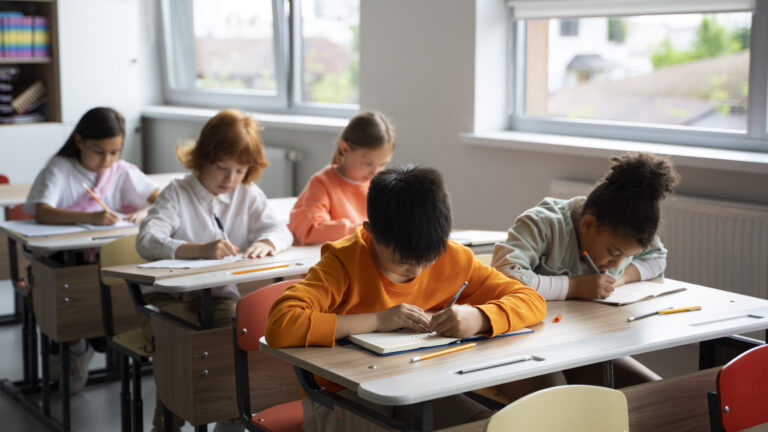 Aprendizagem socioemocional reduz hiperatividade e melhora a sociabilidade de crianças em escolas brasileiras