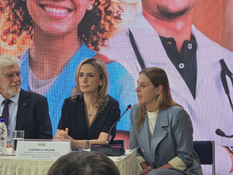 Os rumos da formação médica no Brasil: novas diretrizes e avaliação nacional