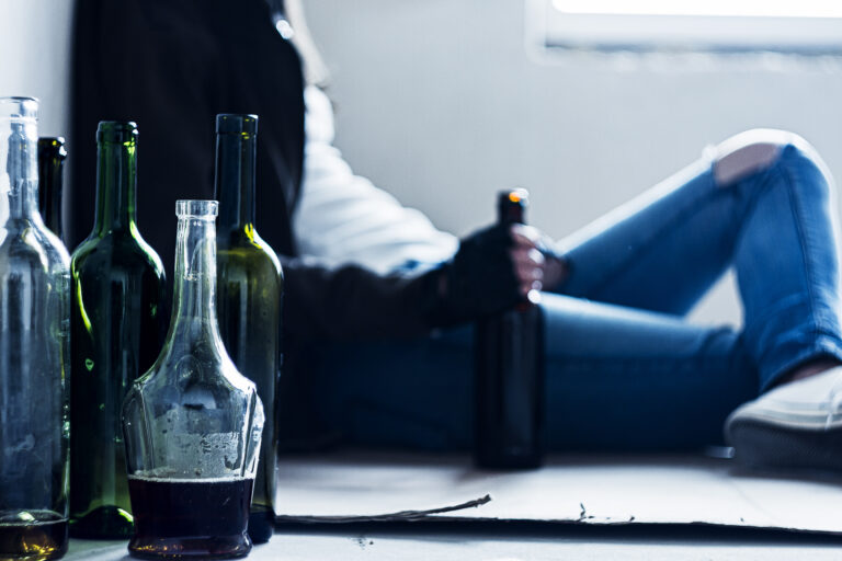 imagem de Beber para esquecer": pessoas que bebem para lidar com questões emocionais tendem a beber mais
