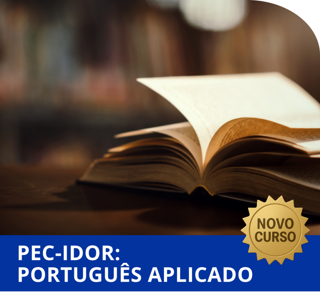 Livro aberto com páginas marrom-avermelhadas, faixa azul na base com texto PEC-IDOR: PORTUGUÊS APLICADO, e selo dourado 'NOVO CURSO' sobreposto.